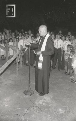 Padre Angel Fabri en la inauguración del pesebre