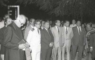 Padre Angel Fabri en la inauguración del pesebre