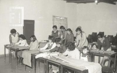 Mujeres en el taller de corte y confección