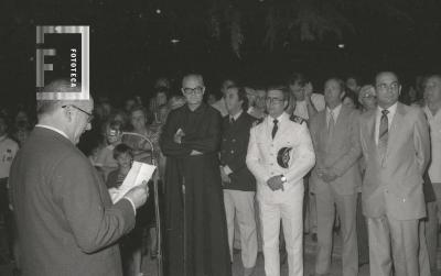 Padre Angel Fabri en la inauguración del pesebre