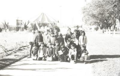 Niños exploradores en la Plaza Eduardo Costa