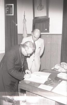 Entrega de terrenos a la Iglesia