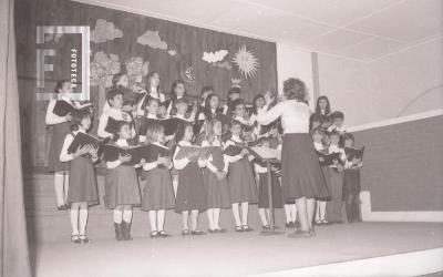 Actuación de Coro de niños