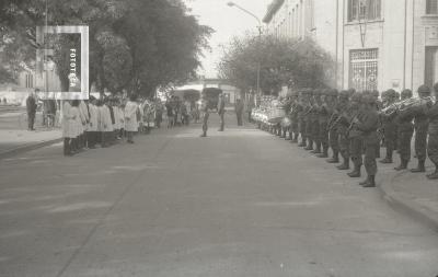 Banda militar frente al Palacio Municipal