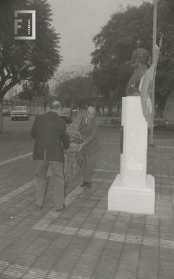 Ofrenda floral en el busto de Luis Costa por el aniversario de la Ciudad de Campana