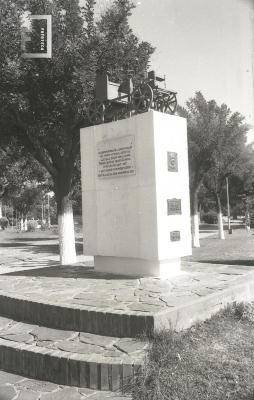 Monumento al Primer Automóvil Argentino en la Plaza Eduardo Costa