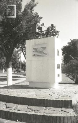 Monumento al Primer Automóvil Argentino en la Plaza Eduardo Costa