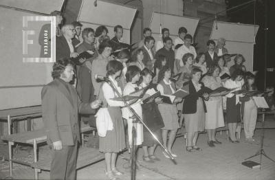 Coro en la explanada del Palacio Municipal