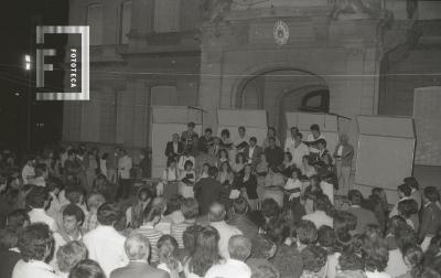 Coro en la explanada del Palacio Municipal