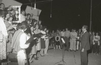 Coro en la explanada del Palacio Municipal