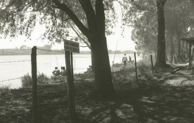 Pescadores en el balneario Municipal de Campana