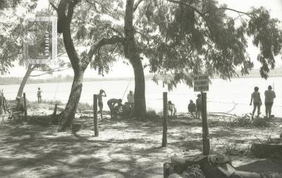 Pescadores en el balneario Municipal de Campana