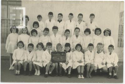 Grupo de alumnos en el patio de la escuela nº 1