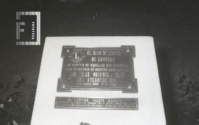Día de Malvinas - Placa en homenaje a los caídos en la guerra