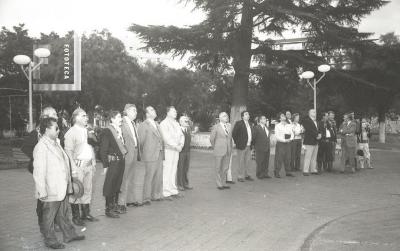 Izamiento de la bandera en la Plaza Eduardo Costa
