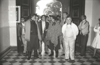 Llegada de Victor Velazquez a caballo al Palacio Municipal