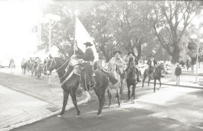 Llegada de Victor Velazquez a caballo al Palacio Municipal
