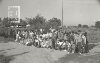 Grupo de niños saliendo de excursión