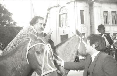 Llegada de Victor Velazquez a caballo al Palacio Municipal