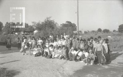 Grupo de niños saliendo de excursión