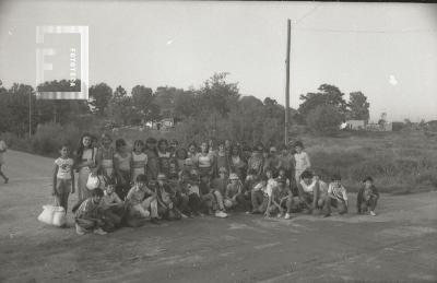 Grupo de niños saliendo de excursión