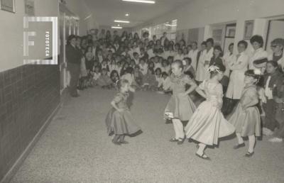 Muestra de danzas en la escuela