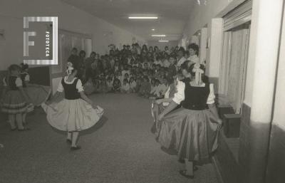 Muestra de danzas en la escuela