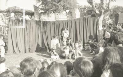 Obra de teatro infantil en la plaza Italia