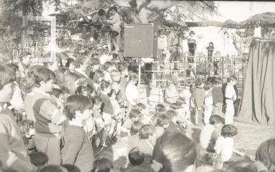 Obra de teatro infantil en la plaza Italia