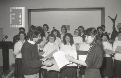 Presentación del coro en el barrio Ariel del Plata