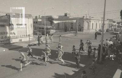 Largada de los corredores del triatlón en la Plaza Eduardo Costa