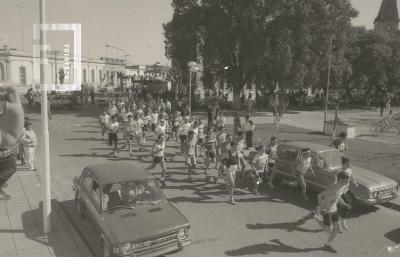 Largada de los corredores del triatlón en la Plaza Eduardo Costa
