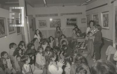 Madres leyendo cuentos en la Biblioteca Pública Municipal a los niños