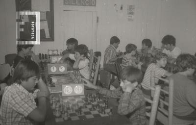 Niños jugando al ajedrez