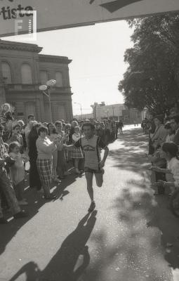 Llegada de los corredores del triatlón a la Plaza Eduardo Costa