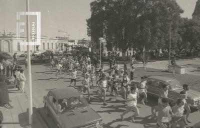 Largada de los corredores del triatlón en la Plaza Eduardo Costa