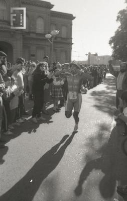 Llegada de los corredores del triatlón a la Plaza Eduardo Costa