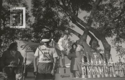 Entrega de premios del triatlón en la Plaza Eduardo Costa