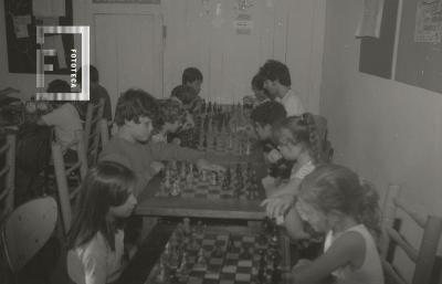 Niños jugando al ajedrez