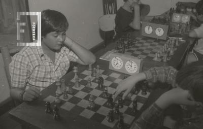 Niños jugando al ajedrez