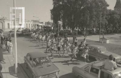 Largada de los corredores del triatlón en la Plaza Eduardo Costa