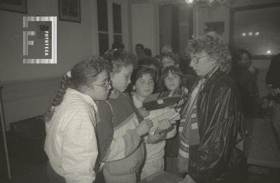 Niños entrevistando a Analía Dellepiane