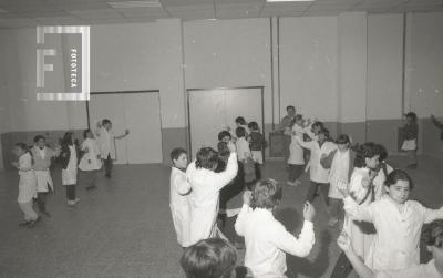 Profesor de Folklore Raúl Chuliver enseñando en la Escuela N° 7