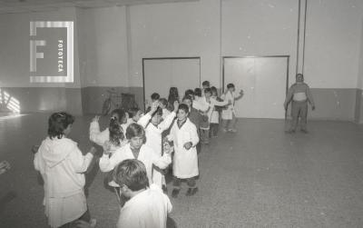 Profesor de Folklore Raúl Chuliver enseñando en la Escuela N° 7