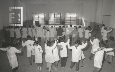 Profesor de Folklore Raúl Chuliver enseñando en la Escuela N° 7