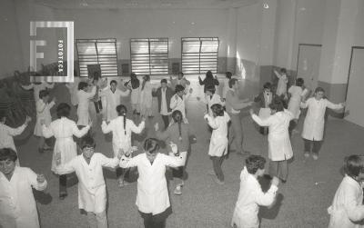 Profesor de Folklore Raúl Chuliver enseñando en la Escuela N° 7