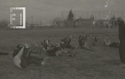 Niños entrenando en una cancha de fútbol