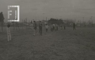 Niños entrenando en una cancha de fútbol