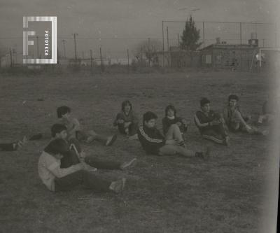 Niños entrenando en una cancha de fútbol