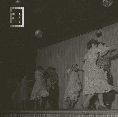 Espectáculo folklórico en el Teatro Municipal Pedro Barbero